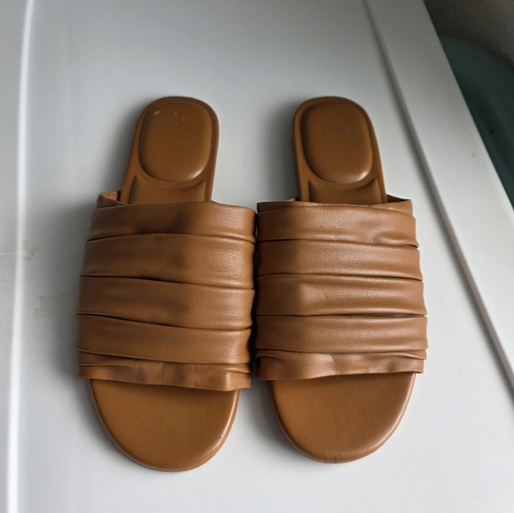 Marc Fisher oswin 2 flat sandal in medium natural Size 7.5 - Picture 2 of 7